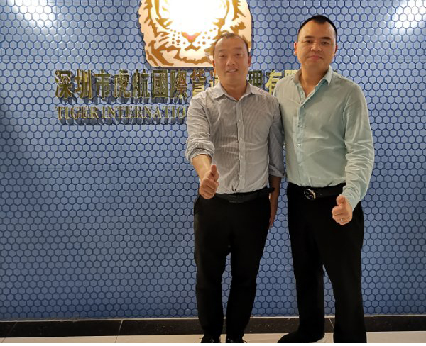 深圳市某貨運(yùn)代理公司運(yùn)輸香港合作圓滿完成，合影留念