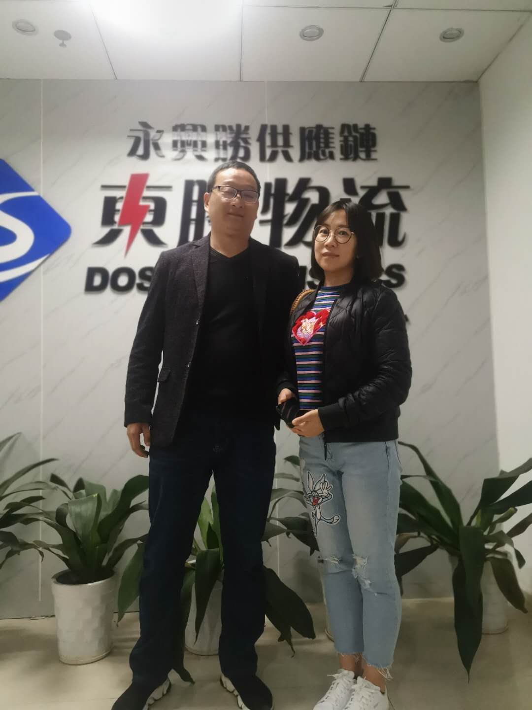 浙江某貨運(yùn)公司運(yùn)輸香港圓滿完成！客戶合影留念