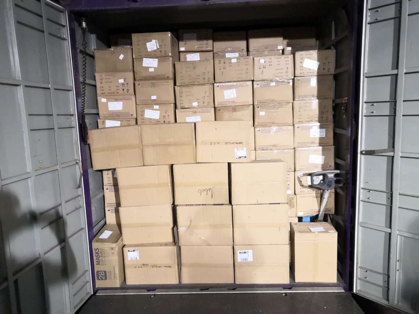 防護物資出口運輸；口罩裝車運輸?shù)较愀郯咐龍D